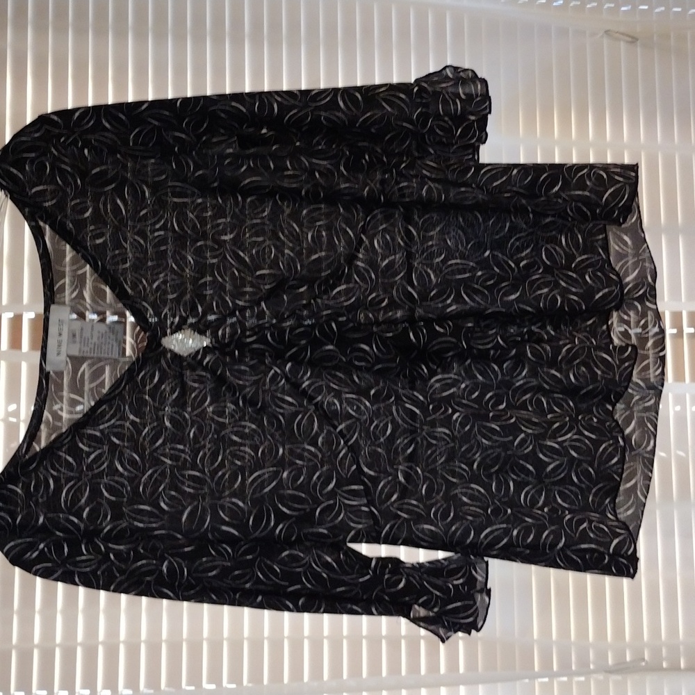 Nine West Black with pattern top. The primary color is black. Size M.